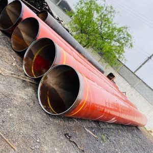 Tubería grande de acero con perfil rojo en México dia nublado